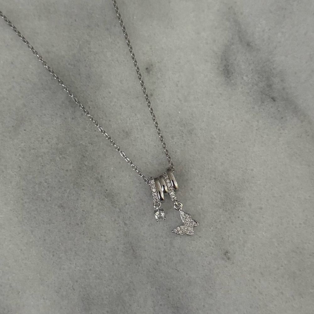 Silver Butterfly Crystal Charm Necklace 

Brand New

Stainless Steel